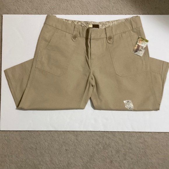 Roxy size 11 khaki color capris 100% cotton. 4 pockets comfortable & relaxed fit - Picture 1 of 8